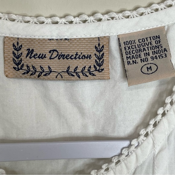 New Direction Floral Embroidered White Top Crochet Sleeveless Button Up Size M - Picture 6 of 10